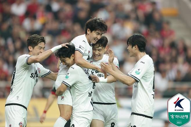 제주 유인수(가운데 위쪽)가 31일 서울전에서 득점 후 동료들의 축하를 받고 있다. 사진 | 한국프로축구연맹