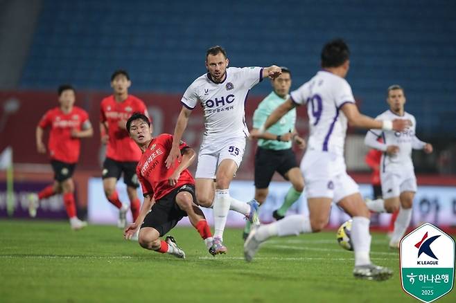 안양 토마스(가운데)가 지난달 28일 강원전에서 패스를 시도하고 있다.  사진 | 한국프로축구연맹