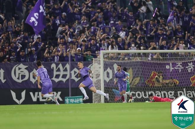 안양 마테우스(가운데)가 지난달 31일 대전전에서 득점 후 환호하고 있다. 사진 | 한국프로축구연맹