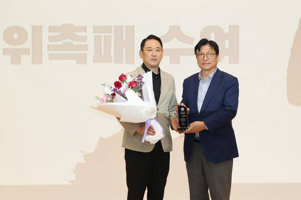 꽃다발을 든 최태웅 전 감독과 도성훈 인천광역시교육감. 사진┃인천광역시교육청