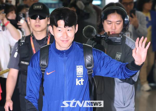 축구대표팀 손흥민이 2일 2026 국제축구연맹(FIFA) 북중미 월드컵 아시아 3차 예선을 치르기 위해 인천국제공항에서 이라크로 출국하고 있다. 사진┃뉴시스