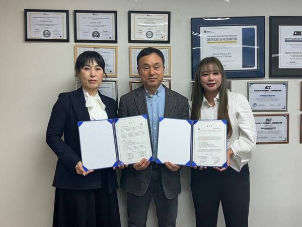 한국시니어건강관리연구원-호서예술실용전문학교 업무협약 체결식. 한국시니어건강관리 연구원 이사 고은애, 호서예술전문대학교 교수 정구중, 한국시니어건강관리 연구원 대표 이미연.