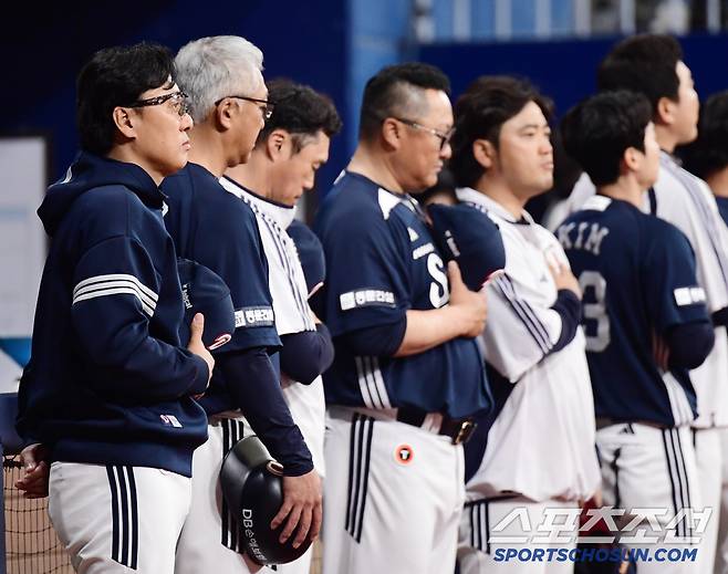 경기를 준비하는 두산 이승엽 감독.