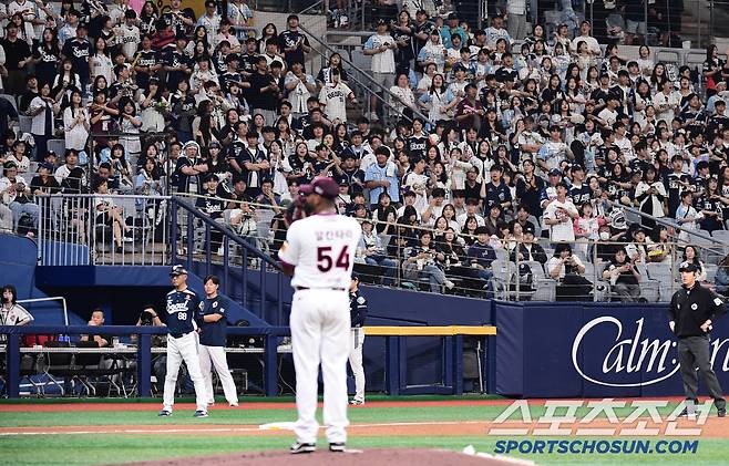두산 친정팬들 앞에서 투구를 펼치는 알칸타라.