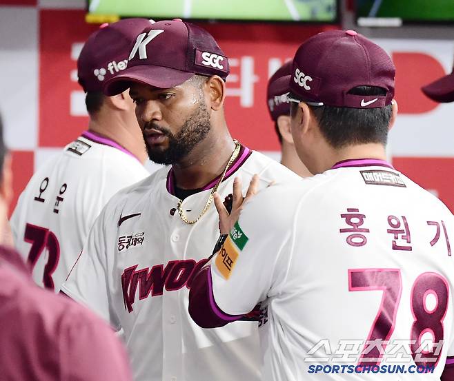 6회 투구를 마치고 홍원기 감독과 하이파이브를 나누는 알칸타라.