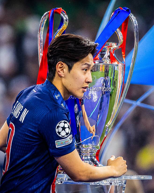 [스포츠조선 강우진 기자]파리 생제르망(PSG)이 칼을 뽑아들 것으로 보인다. 일부 선수들을 정리해 7500만 유로(약 1170억원)에 달하는 자금 확보에 나선다는 것이다.

기존의 선수들을 매각해야 가능한데 이 명단에 이강인이 포함돼 있다.

프랑스 풋 쉬르7은 2일(한국시각) "여름 이적시장을 앞두고 파리 생제르망의 루이스 캄포스 단장이 전력 외 자원 정리에 분주하다"라며 "유럽 대회에서 출전 기회를 거의 받지 못했던 두 선수가 이적을 앞두고 있으며, 매각을 통해 7500만 유로를 확보하려 한다"라고 보도했다. 사진=SNS