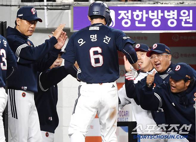 14일 대전 한화생명볼파크에서 열린 두산-한화전. 8회초 2사 3루 강승호의 안타 때 득점한 오명진이 이승엽 감독과 조인성, 박석민 코치의 환영을 받고 있다. 대전=정재근 기자 cjg@sportschosun.com/2025..5.14/