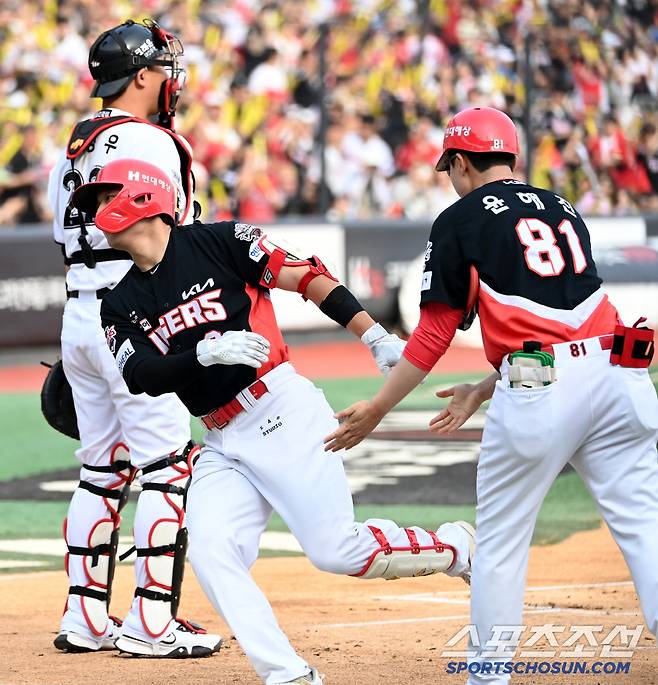 1일 수원KT위즈파크에서 열린 KIA와 KT의 경기, 1회초 KIA 윤도현이 솔로홈런을 치고 기쁨을 나누고 있다. 수원=허상욱 기자wook@sportschosun.com/2025.06.01/