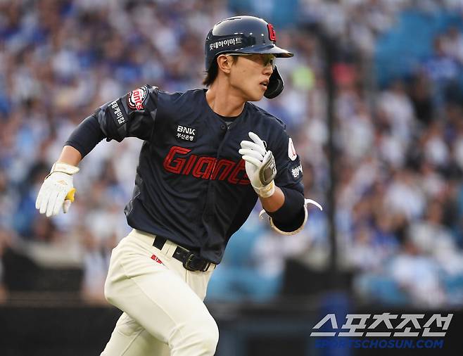 27일 대구 라이온즈파크에서 열린 롯데-삼성전. 2회초 2사 1루 전민재가 안타를 치고 있다. 대구=정재근 기자 cjg@sportschosun.com/2025.5.27/