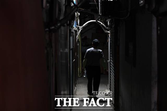 사회경제적 양극화를 극복하는 것이 중요하다. 우리 사회의 부의 재분배와 불평등을 개선해야 하는데, 정치 양극화 현상을 극복하지 않고서는 사회통합과 국민통합이 요원할 수밖에 없다. 사진은 서울 용산구 동자동 쪽방촌에서 한 노인이 어둡고 비좁은 골목을 걸어가는 모습. /더팩트 DB