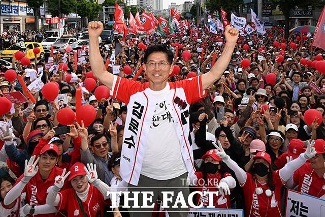 김문수 국민의힘 대선 후보가 1일 오후 서울 은평구 연신내역 앞에서 열린 선거유세에서 지지를 호소하고 있다. /장윤석 기자