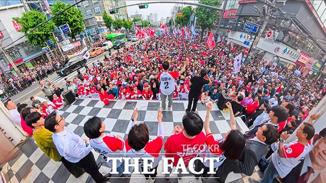 김문수 국민의힘 대선 후보가 1일 오후 서울 은평구 연신내역 앞에서 열린 선거유세에서 지지를 호소하고 있다./연신내역=장윤석 기자