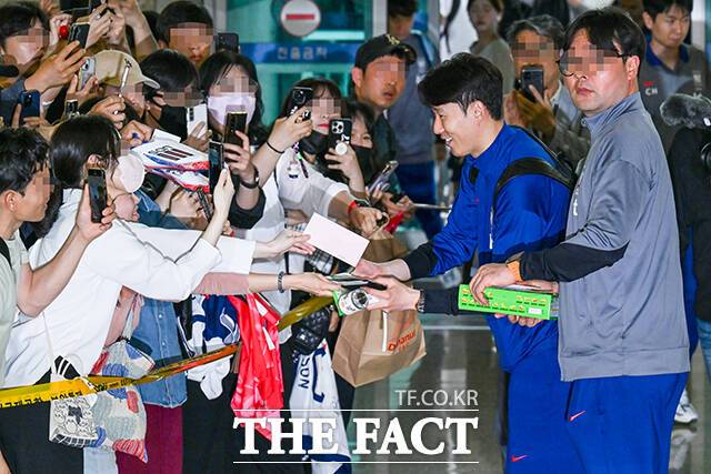 팬들과 악수하는 손흥민.