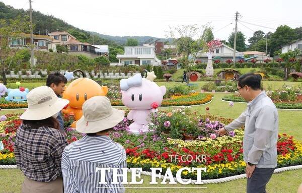 박희조 동구청장이 대청호 장미전시회장을 찾아 행사장을 둘러보고 있다. /대전 동구