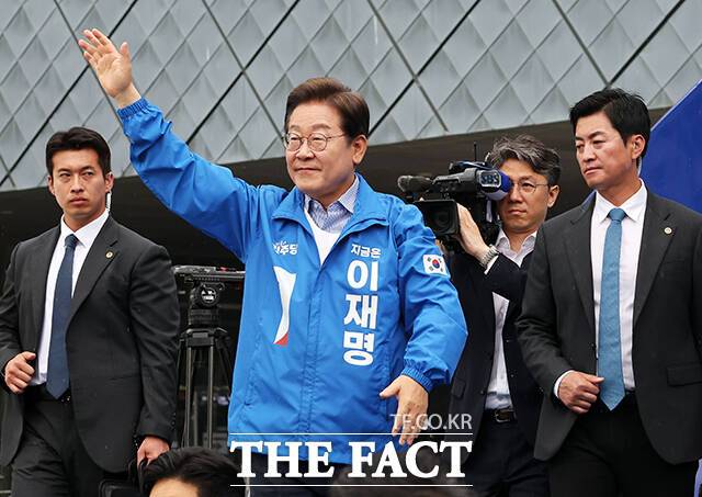 2일 이재명 더불어민주당 대선 후보가 친 민주당 유튜브 채널 '김어준의 겸손은힘들다 뉴스공장'에 출연해 아내와 아들 등 가족에 대한 미안한 감정을 드러냈다. /배정한 기자