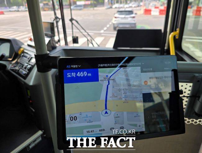 승객이 버스 운행 정보를 확인할 수 있도록 모니터에 버스 경로가 표출된다. /안양=김동선 기자