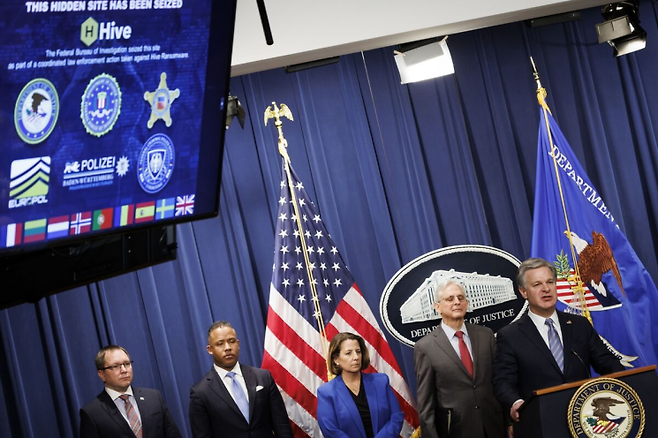 2023년 1월 크리스토퍼 레이 미국 연방수사국(FBI) 국장이 워싱턴 D.C. 법무부에서 기자회견을 하고 있다. 수사당국은 '하이브'라는 이름의 랜섬웨어 조직의 컴퓨터 네트워크에 침투한 뒤 복호화키 1300여개(피해 규모 1억3000만달러·1820억원)를 확보했다. AP통신