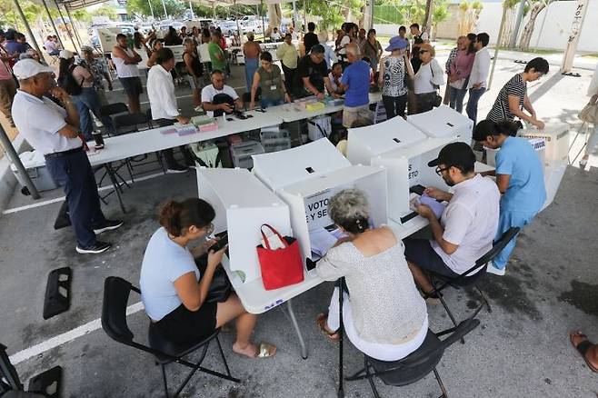멕시코에서 법관을 국민이 직접 뽑는 특별선거 투표가 시작됐다. 1일(현지시간) 연합뉴스는 멕시코 선거관리위원회(INE)가 이날 오전 8시부터 오후 6시까지 10시간 동안 법관 선출 투표를 진행한다고 보도했다.EPA·연합뉴스