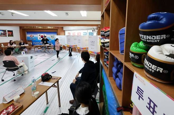 제22대 국회의원선거일인 지난해 4월 10일 광주 남구 백두태권도장에 마련된 진월동 제5투표소에서 투표참관인들이 투표를 지켜보고 있다. 이해를 돕기 위한 자료사진. 연합뉴스