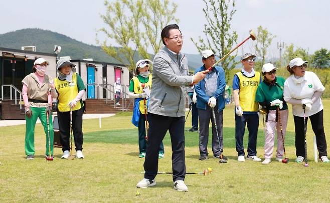 김영록 전남지사가 지난 1일 전국 최대 규모 화순파크골프장을 방문해 현장점검과 함께 시타를 선보이고 있다. 화순군 제공