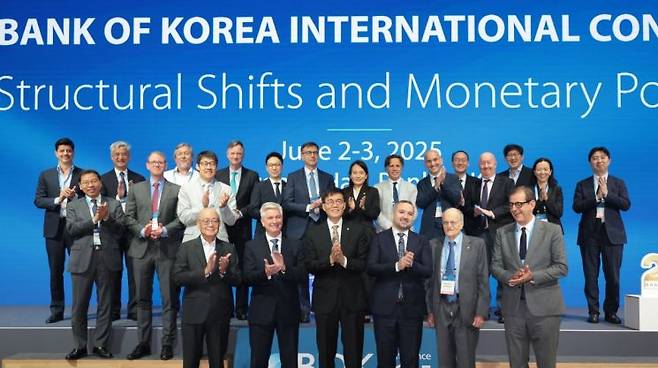 이창용 한국은행 총재(앞줄 왼쪽 세번째)와 크리스토퍼 월러 미국 연방준비제도(Fed) 이사 등이 2일 서울 중구 한국은행에서 열린 '2025 BOK 국제콘퍼런스'에서 기념 촬영을 하고 있다. 연합뉴스