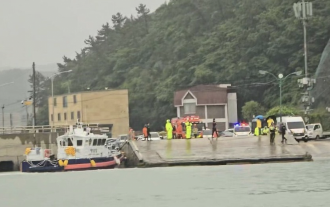 2일 오후 전남 진도군 진도항 인근 해상에서 목포해양경찰서 구조대원들이 차량 추락 사고와 관련해 수색 작업을 벌이고 있다. 목포해경 제공