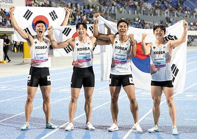 31일 아시아육상 남자 400m 계주에서 우승한 이준혁, 이재성, 나마디 조엘진, 서민준(왼쪽부터). /연합뉴스