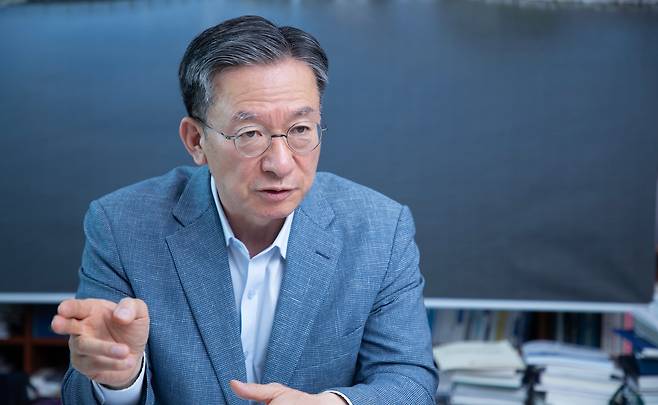 정성호 더불어민주당 선거대책위 국가인재위원장이 1일 국회 의원회관에서 본지와 인터뷰하고 있다. /조인원 기자