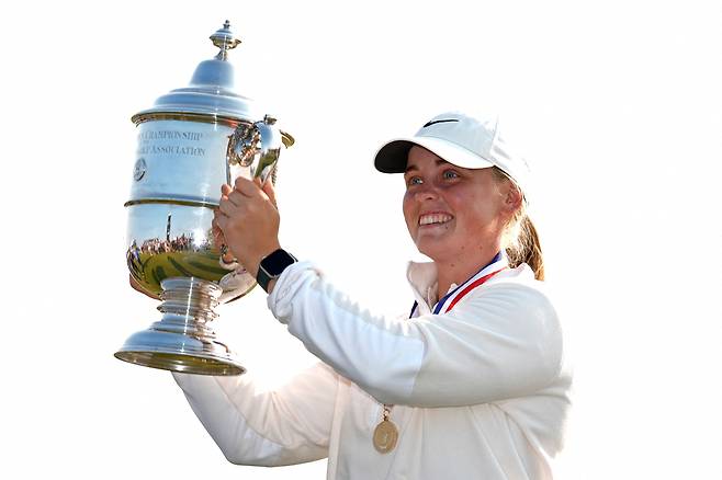 마야 스타르크가 2일 미국 위스콘신주 에린 힐스에서 제80회 US여자오픈 우승 트로피를 들고 있다./AFP 연합뉴스