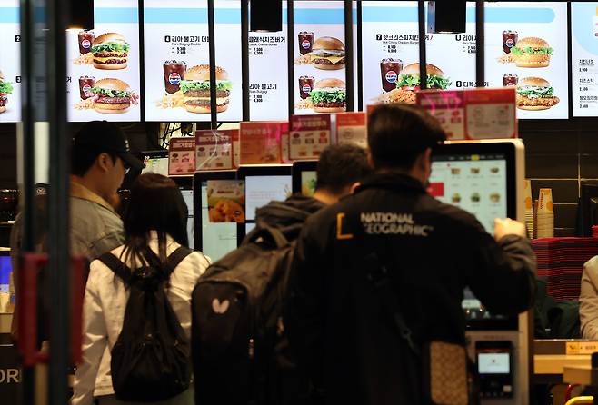 서울의 한 패스트푸드 매장에서 시민들이 햄버거를 고르고 있다. /뉴스1