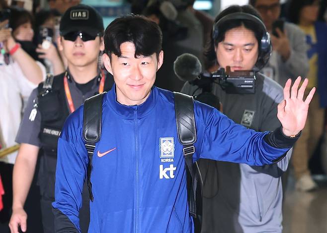 축구대표팀 손흥민이 2일 2026 국제축구연맹(FIFA) 북중미 월드컵 아시아 3차 예선을 치르기 위해 인천국제공항에서 이라크로 출국하고 있다. / 뉴시스