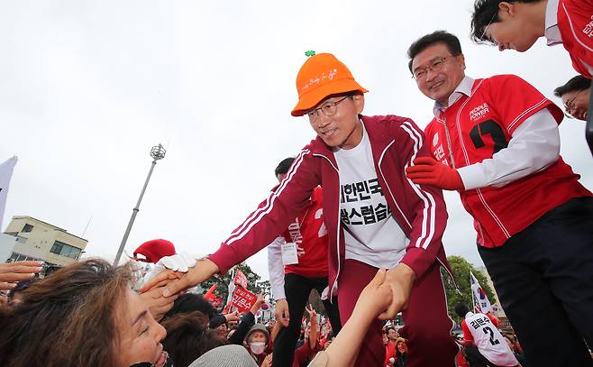 김문수 국민의힘 대선 후보가 2일 오전 제주시 일도일동 동문로터리에서 열린 유세에서 연설을 하고 있다./뉴시스