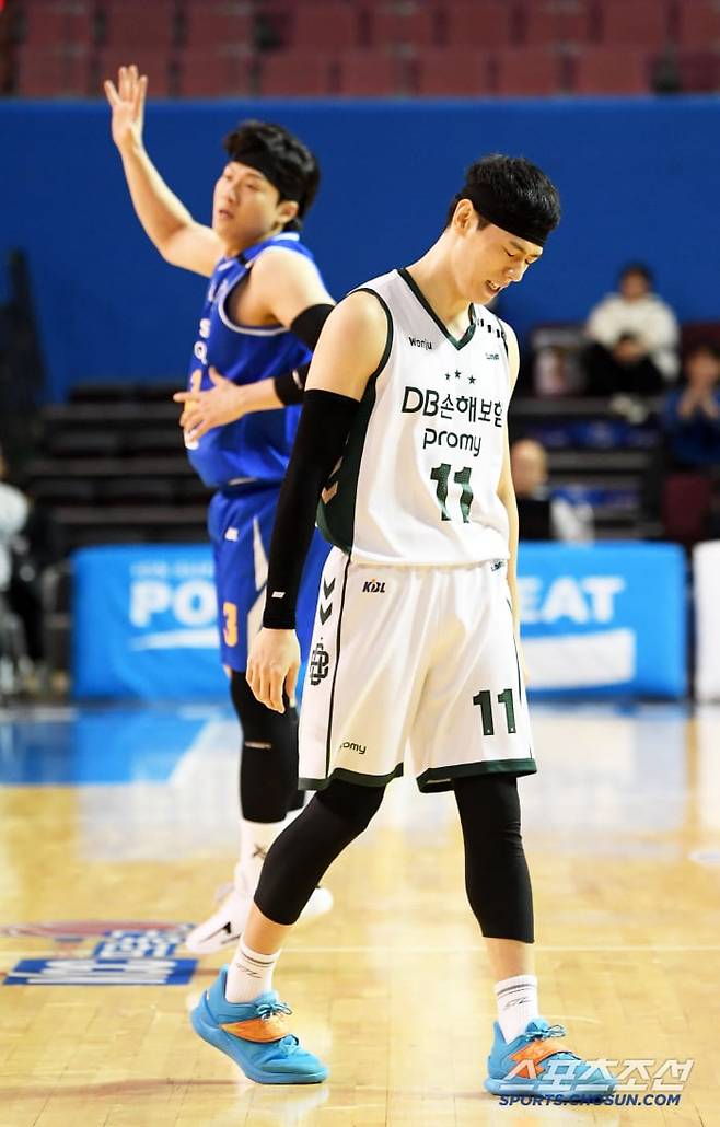 지난 1월 2일 잠실실내체육관에서 열린 서울 삼성과 원주 DB의 경기. DB 이관희가 삼성 이정현을 마크하고 있다. /박재만 스포츠조선 기자