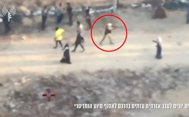 팔레스타인 가자지구 칸유니스 남부에서 촬영된 드론 영상 중 일부. 한 무장 괴한이 주민들을 향해 총을 겨누고 있다. /이스라엘군(IDF) 엑스(X‧옛 트위터)