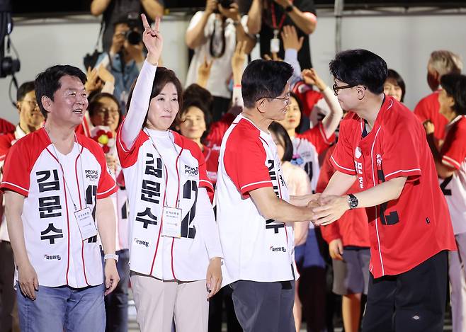 김문수 국민의힘 대선 후보(오른쪽에서 두 번째)가 2일 서울시청 앞 서울광장에서 열린 피날레 유세에서 한동훈 전 대표와 악수하고 있다. 김 후보 왼쪽은 안철수·나경원 국민의힘 의원. /연합뉴스