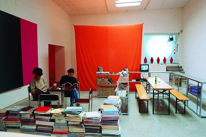 리크릿 티라바닛, 무제 (분당 한 번의 회전), 1996년, 프랑스 디종 르콩소시움에서의 개인전 장면.