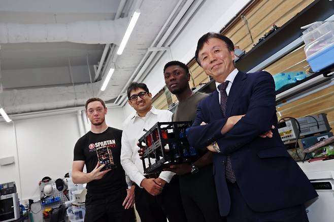 지난 5월 29일 대전 KAIST 본원 캠퍼스에서 방효충 한국과학기술원(KAIST) 항공우주공학과 교수와 연구실 소속 외국인 연구자들이 함께 인터뷰했다. 왼쪽부터 마린(Mikaël Marin ), 아샤드(Muhammad Awais Arshad), 함자(Mohammed Haruna Hamza) 연구원, 방 교수./KAIST