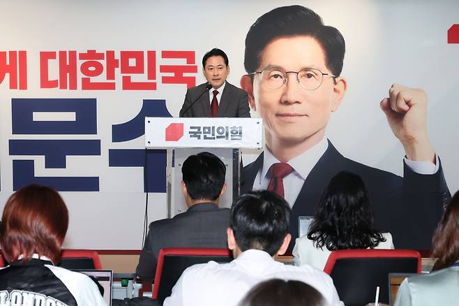 장동혁 국민의힘 선거대책위원회 종합상황실장이 2일 오전 서울 여의도 중앙당사에서 긴급기자회견을 열고 짐 로저스 로저스홀딩스 회장이 이재명 더불어민주당 대통령 후보를 지지했다는 주장은 사실이 아니라며 민주당과 이 후보를 비판하고 있다. /뉴스1