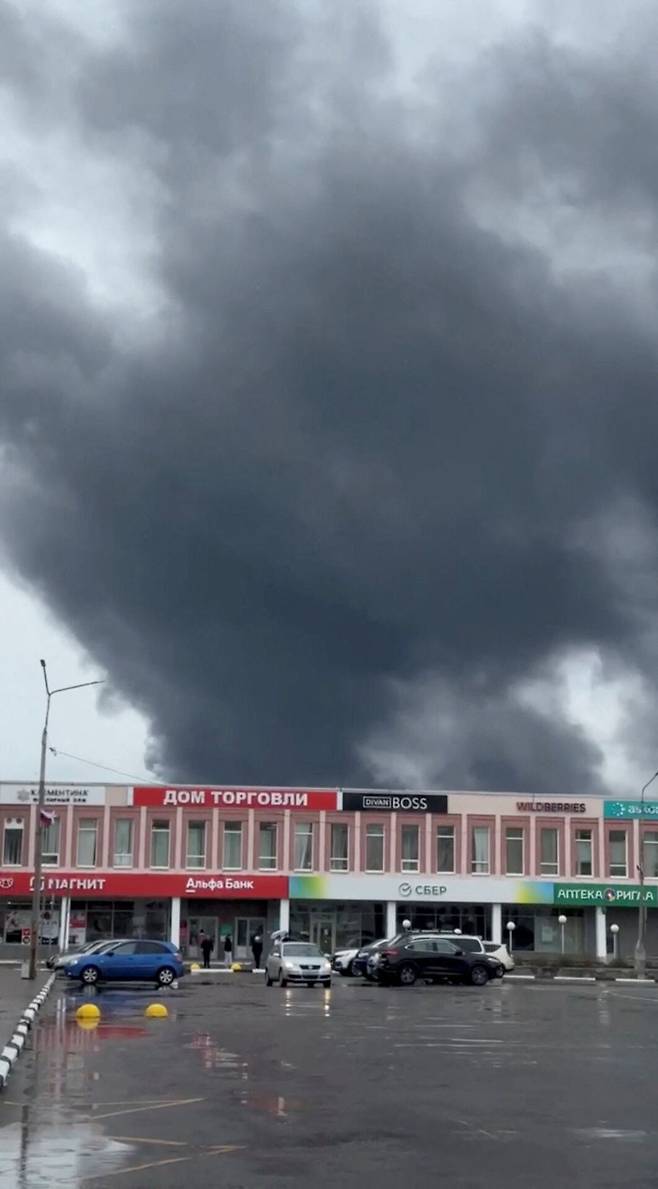 1일(현지 시각) 우크라이나가 러시아를 향해 대규모 드론 공격을 가한 후 러시아 무르만스크 지역에서 연기가 피어오르는 사진이 소셜미디어(SNS)에 공유되고 있다. / 로이터=연합뉴스