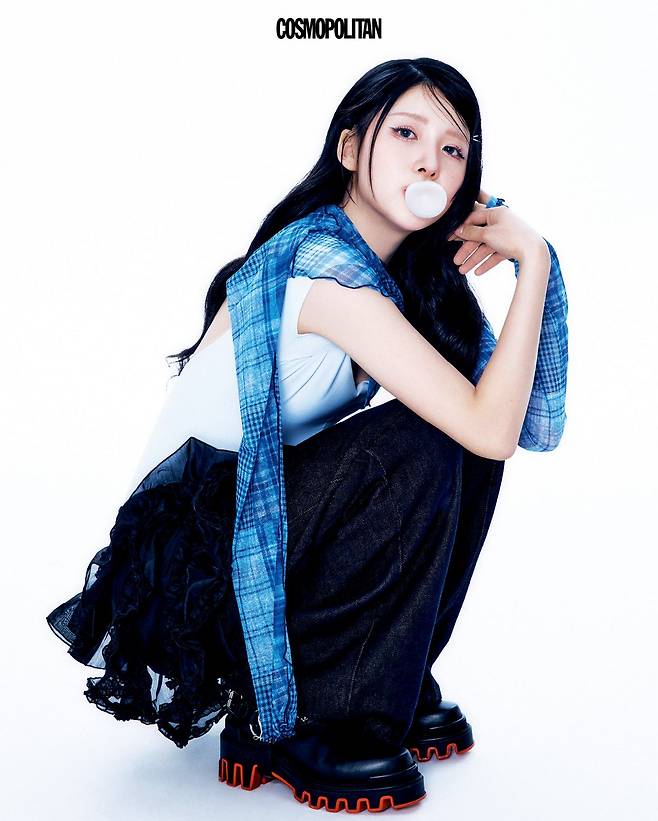 어깨에 걸친 시스루 톱 Gyeong. 데님 팬츠 Sculptor. 레이어드한 시폰 스커트 Roughneck. 슈즈 Christian Louboutin. 슬리브리스 톱, 헤어핀 스타일스트 소장품.