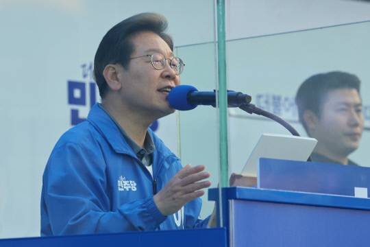 이재명 더불어민주당 대선후보가 선거를 이틀 앞둔 1일 부산광역시 부산역광장에서 유세장을 가득 메운 시민들을 향해 지지를 호소하고 있다. 연합뉴스
