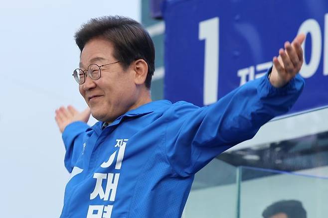 더불어민주당 이재명 대선 후보가 선거를 이틀 앞둔 1일 부산광역시 부산역광장에서 유세장을 가득 메운 시민들을 향해 인사하고 있다. ⓒ연합뉴스