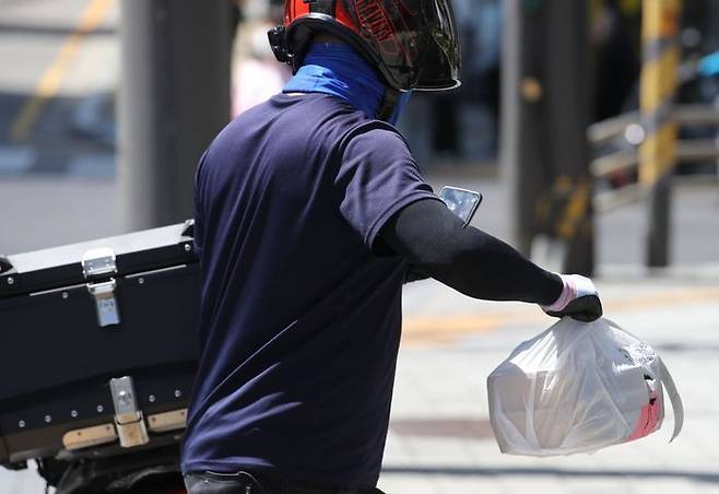 한 배달라이더가 음식을 배달하고 있다.ⓒ뉴시스