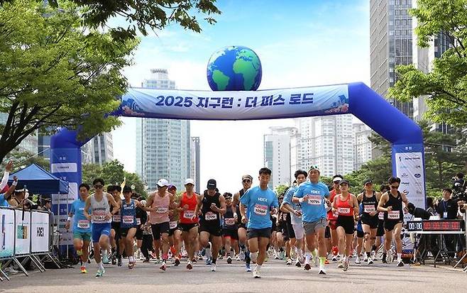 ▲ ‘2025 지구런 : 더 피스 로드’ 마라톤 대회 참가자들이 여의도공원 출발선에서 힘찬 레이스를 시작하고 있다. (사진제공=지구런)