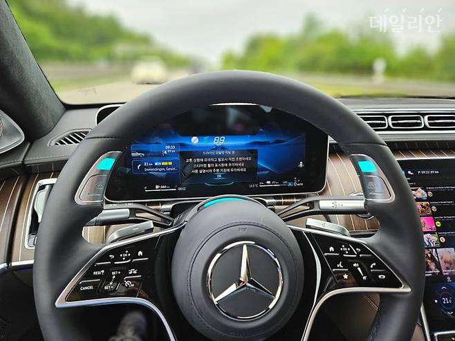 더 뉴 메르세데스-벤츠 S-클래스 드라이브 파일럿이 활성화된 상태. ⓒ데일리안 정진주 기자