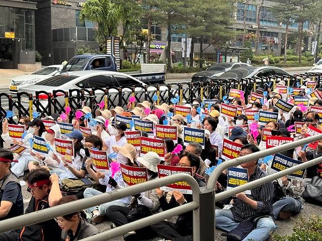 2일 오후 동양·ABL생명 노조 조합원들이 우리은행 본점 앞에서 '동양·ABL생명 매각 관련 고용안정 쟁취 총력투쟁 결의대회'에 참석하고 있다. ⓒ데일리안 황현욱 기자