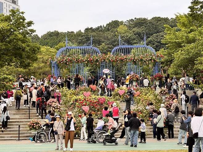 지난달 22일 개막한 서울국제정원박람회에서 시민들이 전시 정원을 감상하고 있다.ⓒ서울시 제공