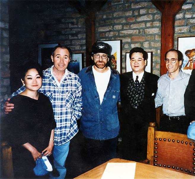 1995년 4월 28일 당시 제일제당 상무였던 이재현 회장(왼쪽에서 네 번째)과 이사였던 이미경 부회장(왼쪽)이 미국 스티븐 스필버그 감독의 개인 스튜디오인 ‘앰블린’에서 ‘드림웍스SKG’에 3억 달러를 투자하기로 합의했다. CJ그룹 제공