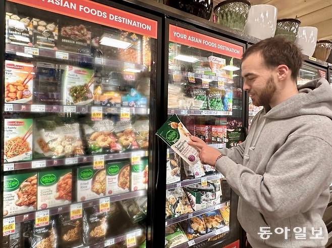 미국 로스앤젤레스 유니버시티파크에 있는 랄프스 매장 내에 마련된 아시아 식품 전용 매대 ‘아시안 데스티네이션’에서 한 미국 소비자가 비비고 만두를 살펴보고 있다. 로스앤젤레스=이민아 기자 omg@donga.com