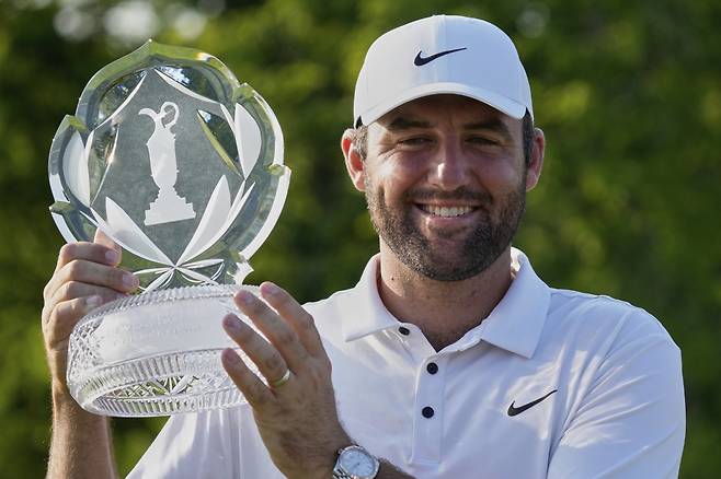 스코티 셰플러가 2일 열린 미국프로골프(PGA)투어 특급 대회 메모리얼 토너먼트에서 우승한 뒤 트로피를 들고 활짝 웃고 있다. 더블린=AP 뉴시스.